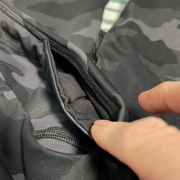 Athleta Ultimate Stash Pocket 7/8 Gray Camo Tights Size Small - Picture 6 of 10